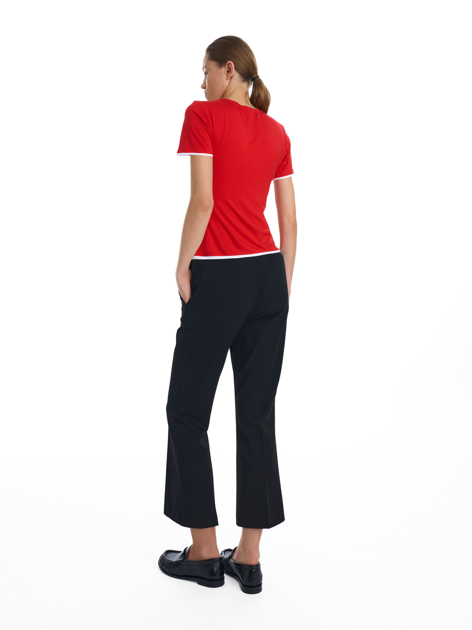 Футболка приталенная с контрастной окантовкой красная