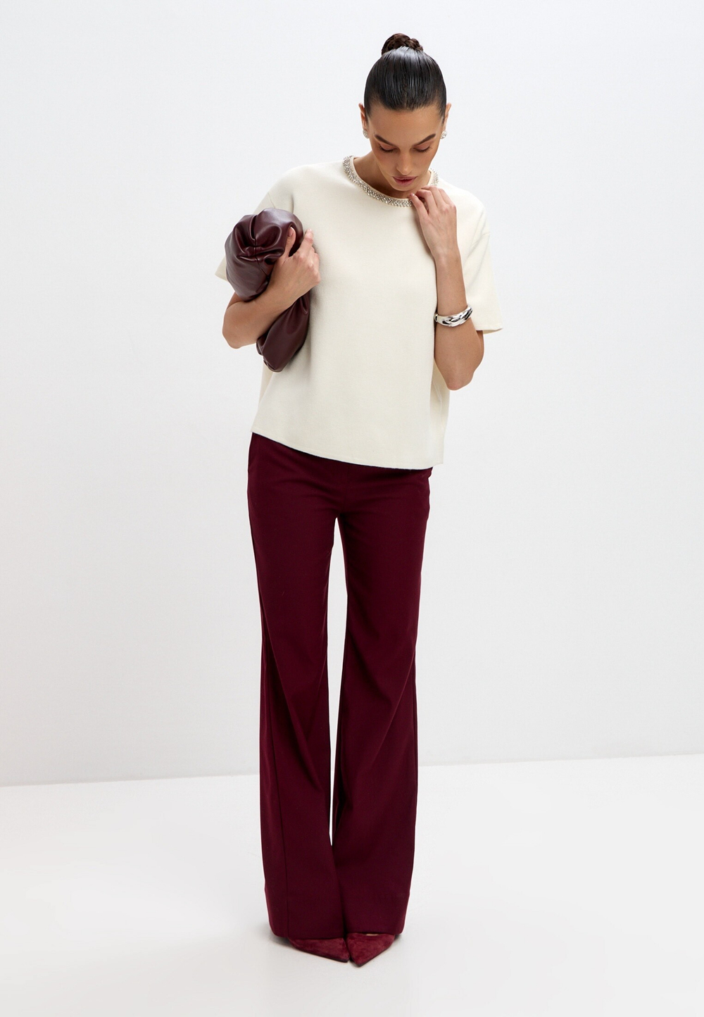 Футболка с кристаллами на воротнике