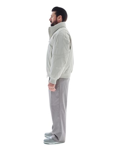 Серый утепленный бомбер с декоративными швами