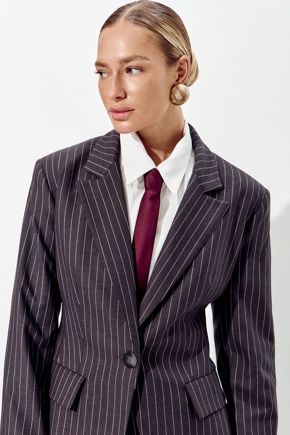 Приталенный пиджак "песочные часы" темно-серого цвета в полоску