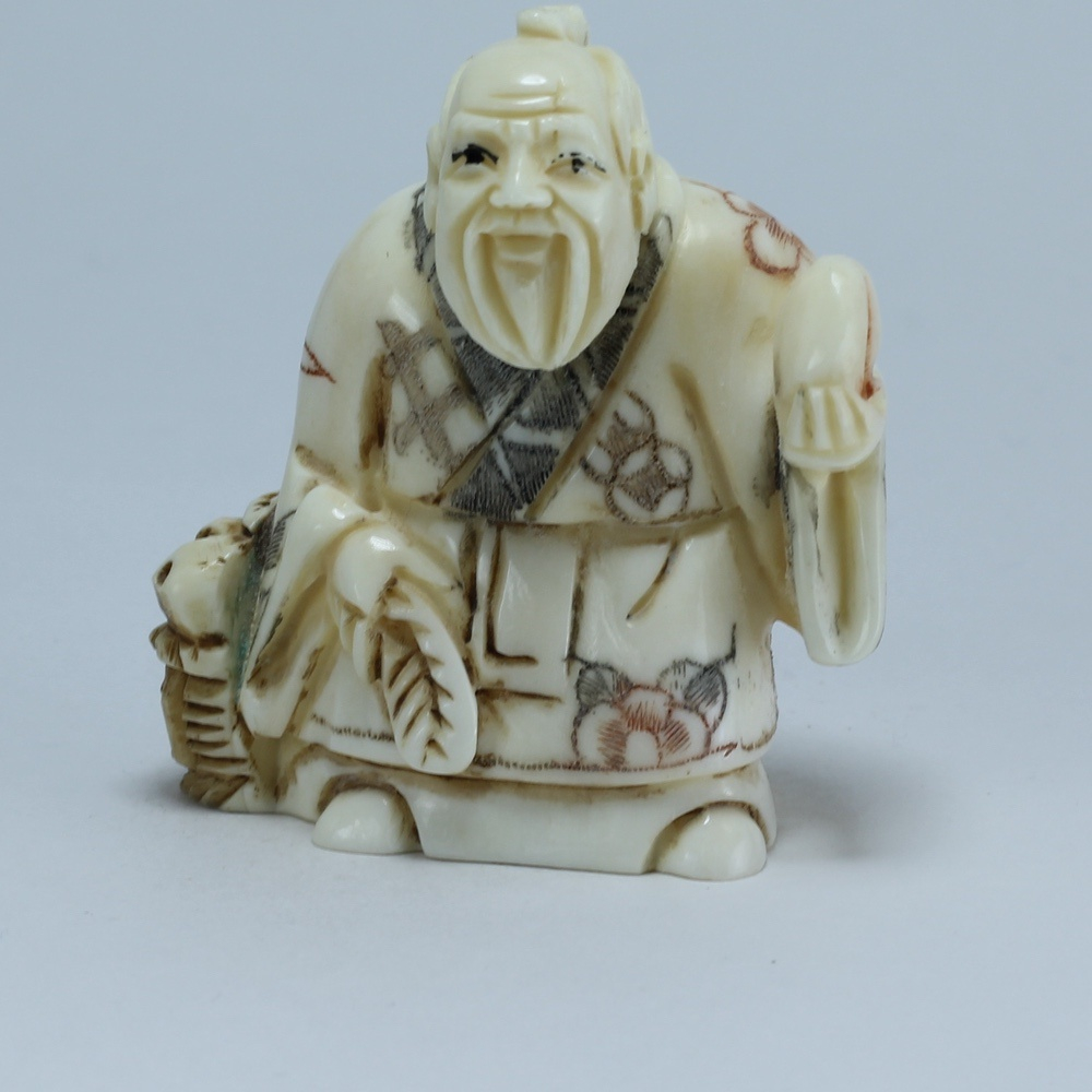 Эксклюзивная нэцкэ Монах с корзиной рыбы и персиком