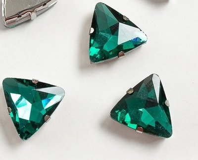 Стразы пришивные стекло в оправе "Треугольник", р. 18 мм, изумруд