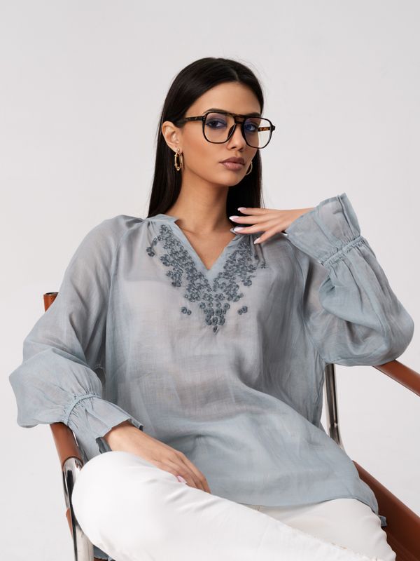Блуза с вышивкой V-вырез