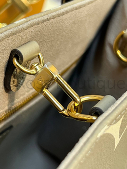 Коричневая сумка Louis Vuitton Onthego PM с узором монограм