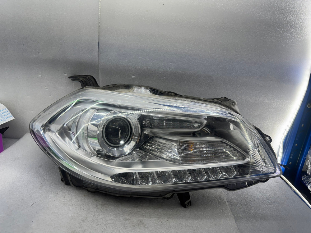 Оригинальная правая фара (галоген) Suzuki SX4 2014-2015,