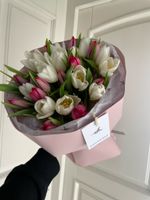 Букет из 25 белых и ярко-розовых тюльпанов