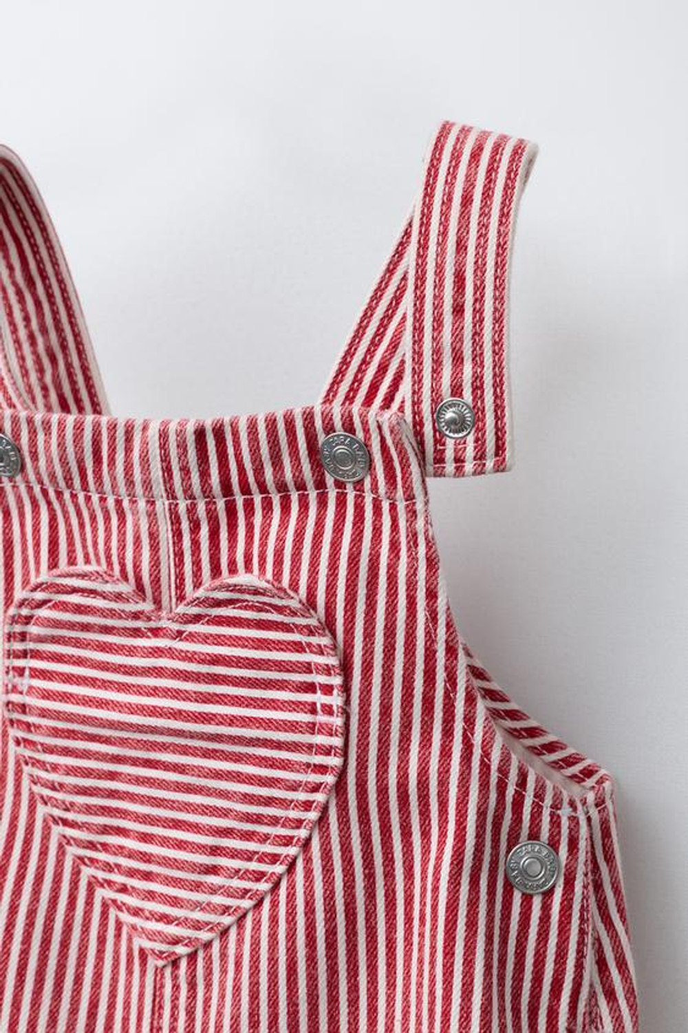 ZARA ДЛИННЫЙ КОМБИНЕЗОН ИЗ ТВИЛА В ПОЛОСКУ С СЕРДЦЕМ, КРАСНЫЙ/БЕЛЫЙ