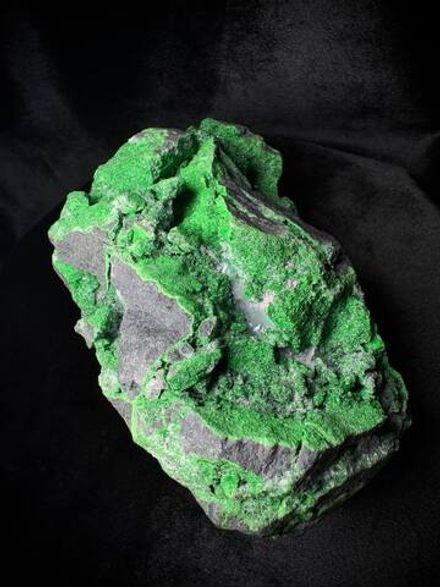 Коллекционный образец Уваровита с включением Кальцита