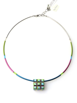 4742/10-1536 Coeur de Lion – очень симпатичное колье. Яркие цветные элементы и кулон из кубов Сваровски.