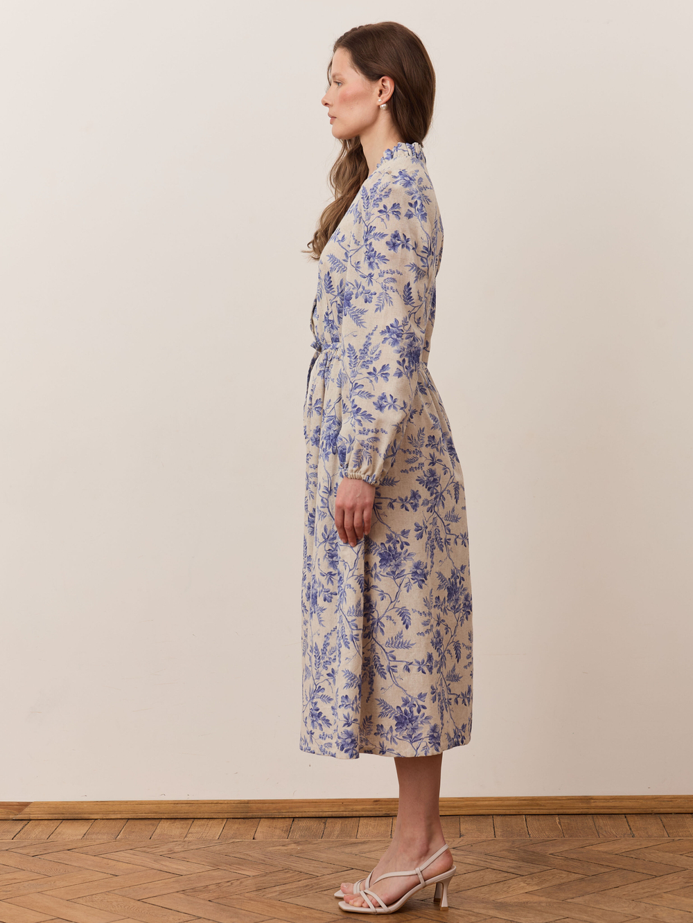 Платье с воротником стойкой