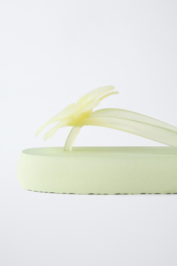 ZARA ПЛЯЖНЫЕ ТАПОЧКИ С ЦВЕТОЧНЫМ ПРИНТОМ, ЛАЙМОВЫЙ