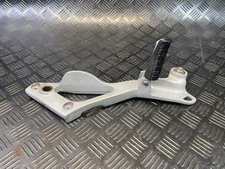 Подножка пассажирская правая Yamaha TDM850 RN03J (с кронштейном) 054007