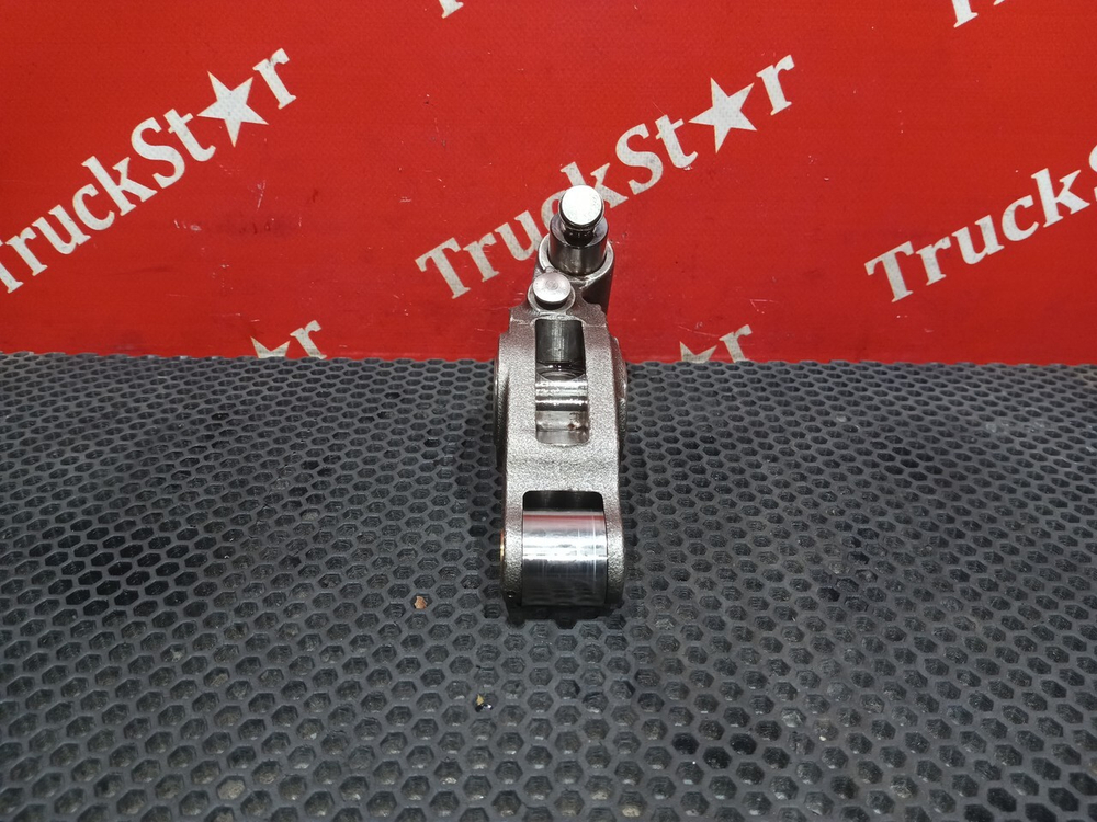 Коромысло выпускного клапана 2024г.