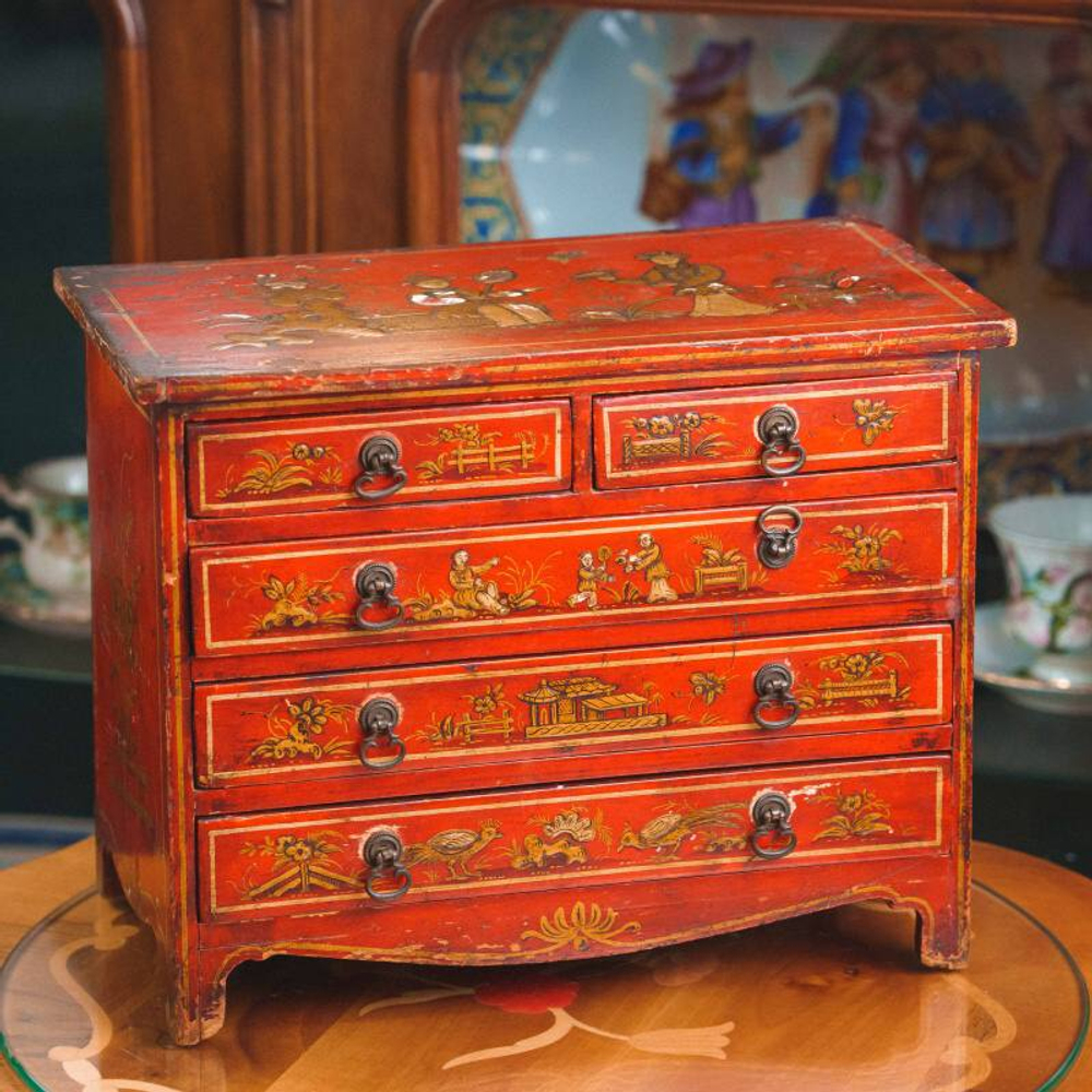 Миниатюрный комодик-шкатулка в стиле Шинуазри