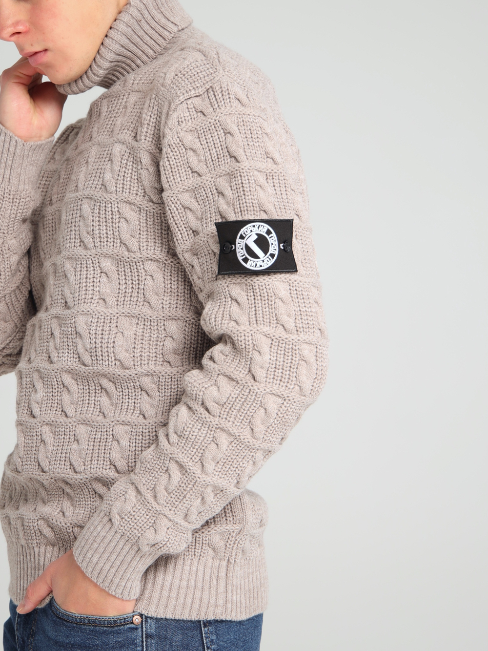 Свитер с патчем Город Горький серый бежевый