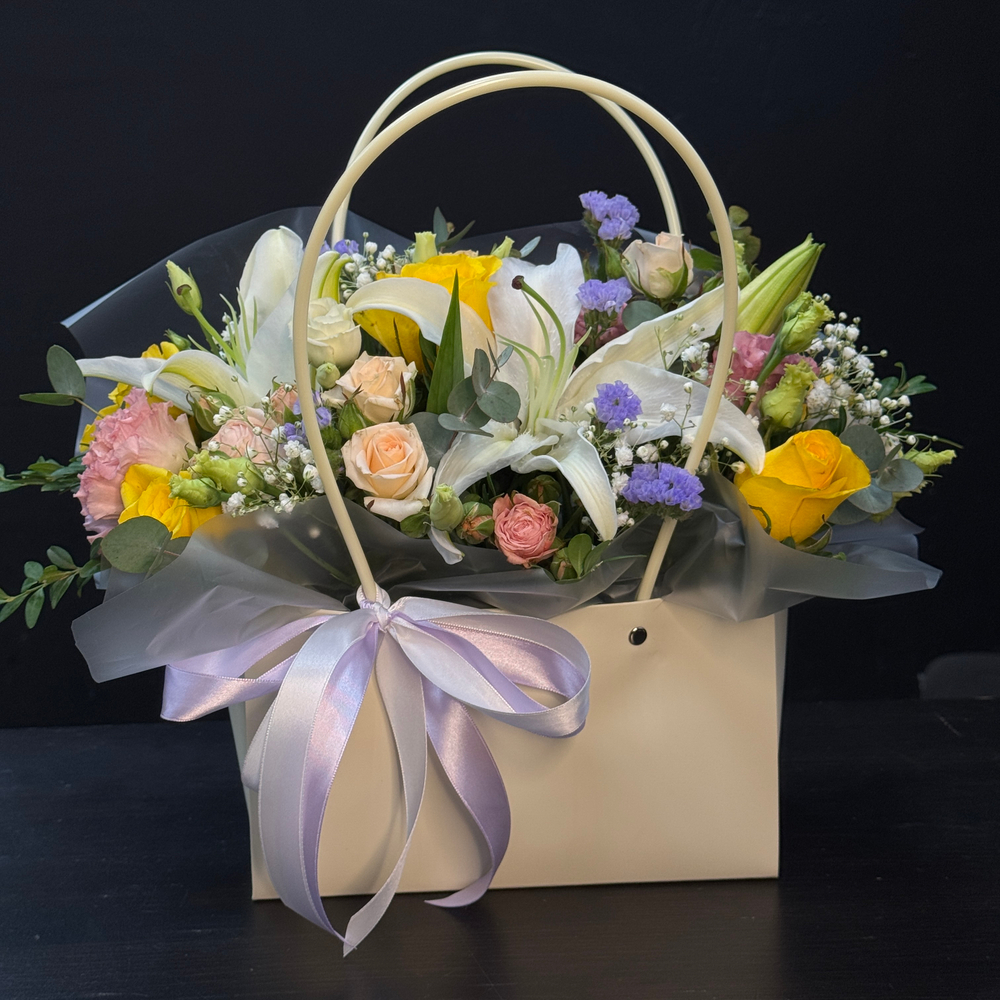 Сумочка с лилией, розами и эустомой