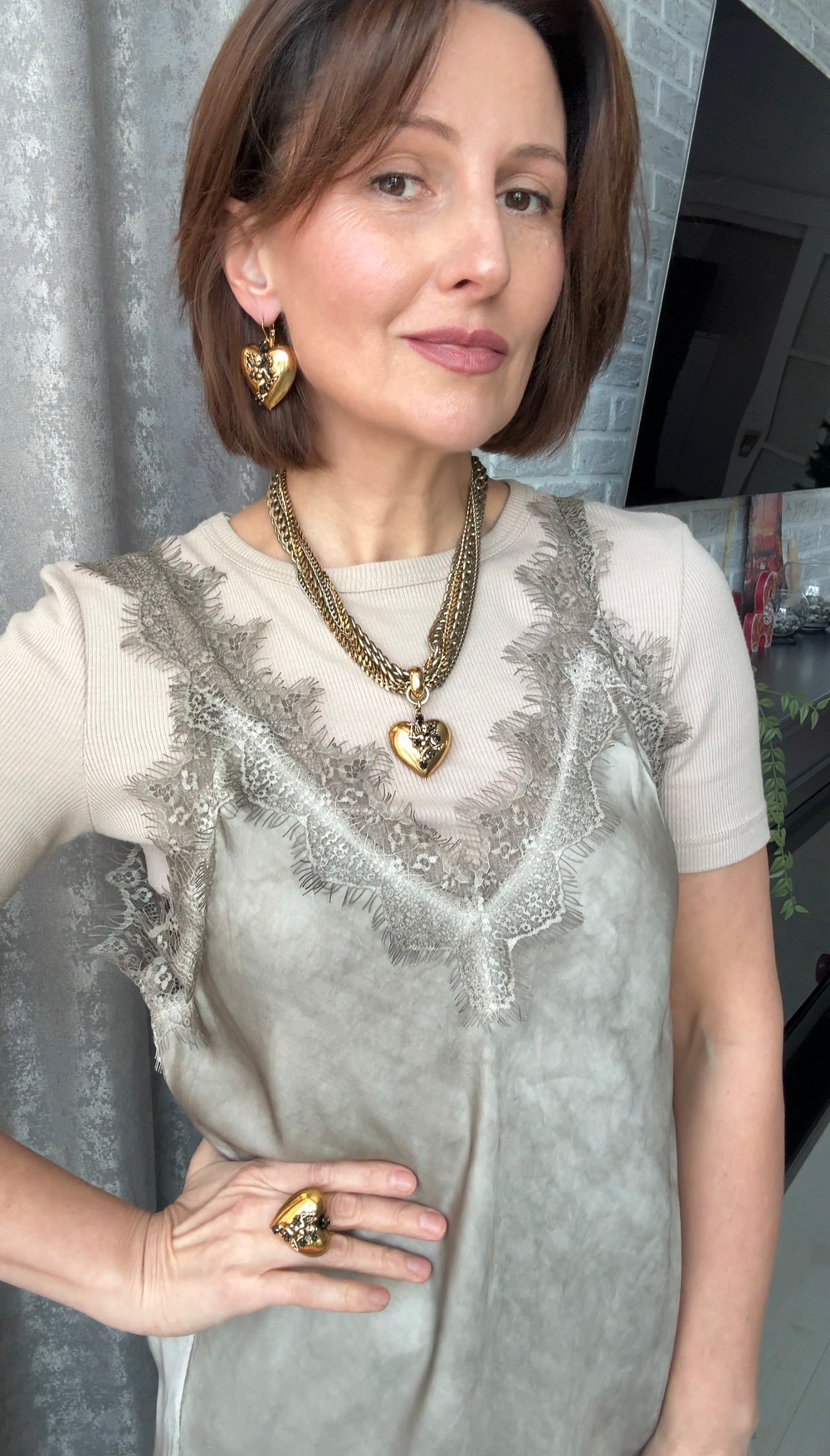 Кольцо дутое сердце с ангелом со стрелой и черными кристаллами, золото антик