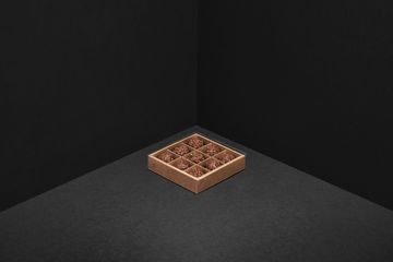 Упаковка с прозрачной крышкой для 9 шоколадных конфет