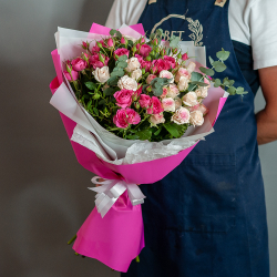 Белые и розовые кустовые розы с эвкалиптом в оформлении