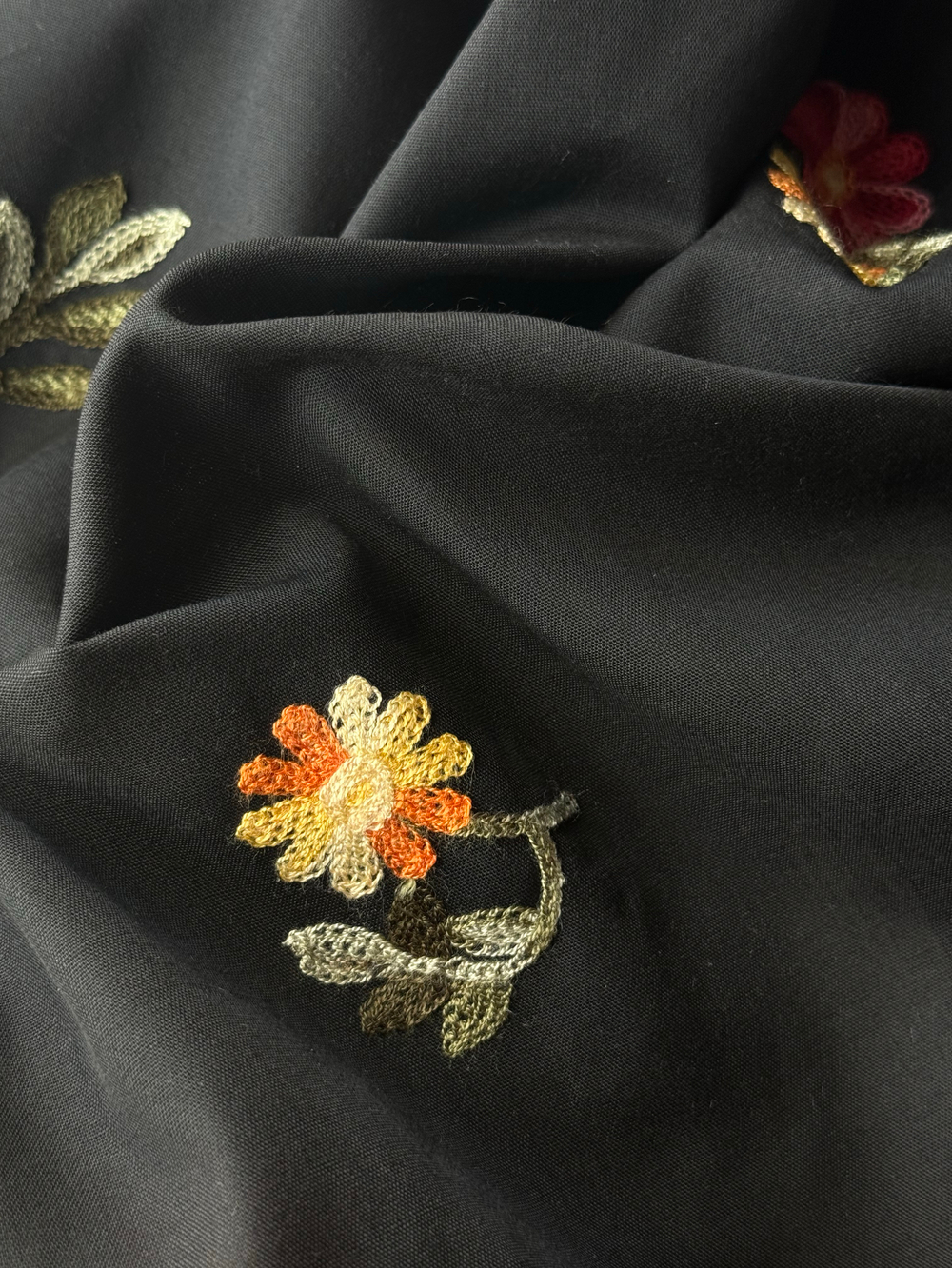 Вышивка с цветами Пава (черный фон)