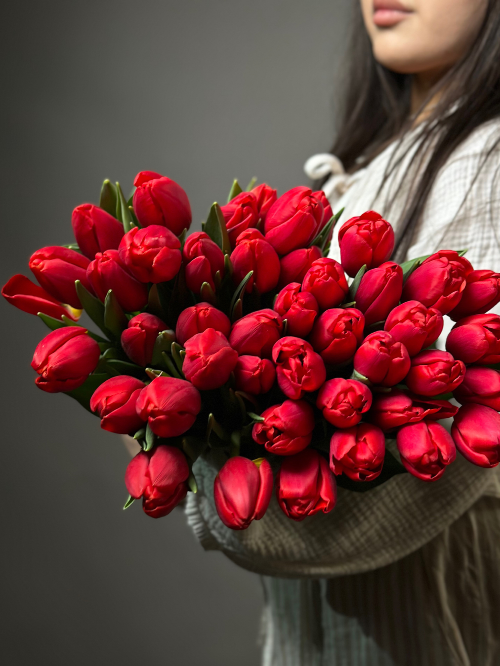 Букет бордовых гладких тюльпанов