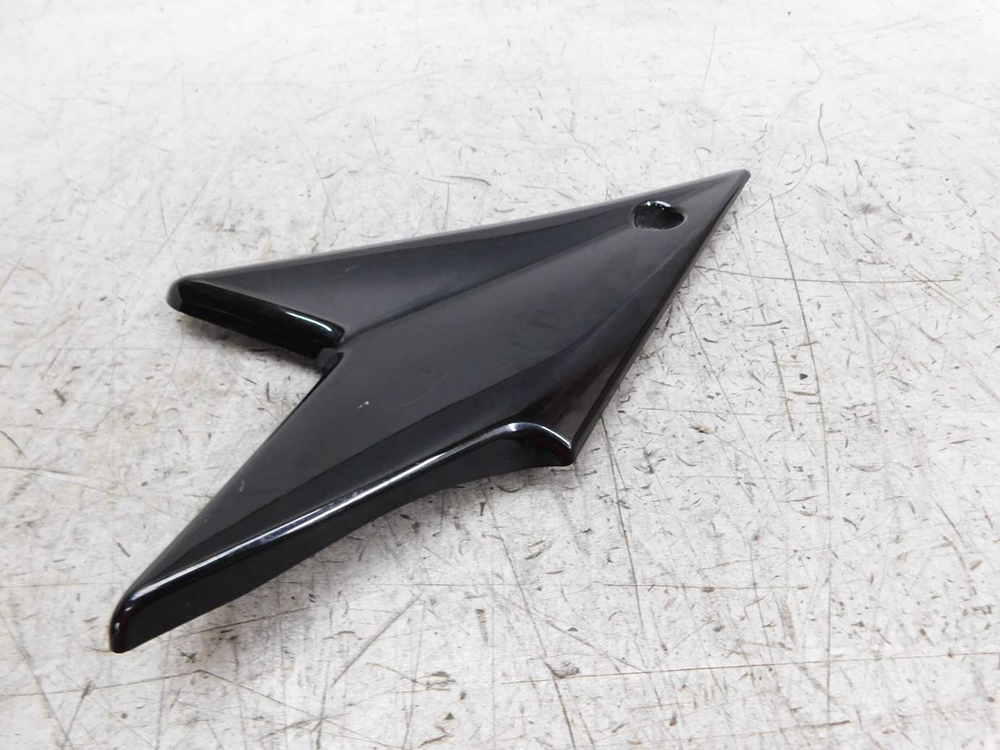 пластик боковой левый Triumph Speed Triple SMTTE5865R 2300709