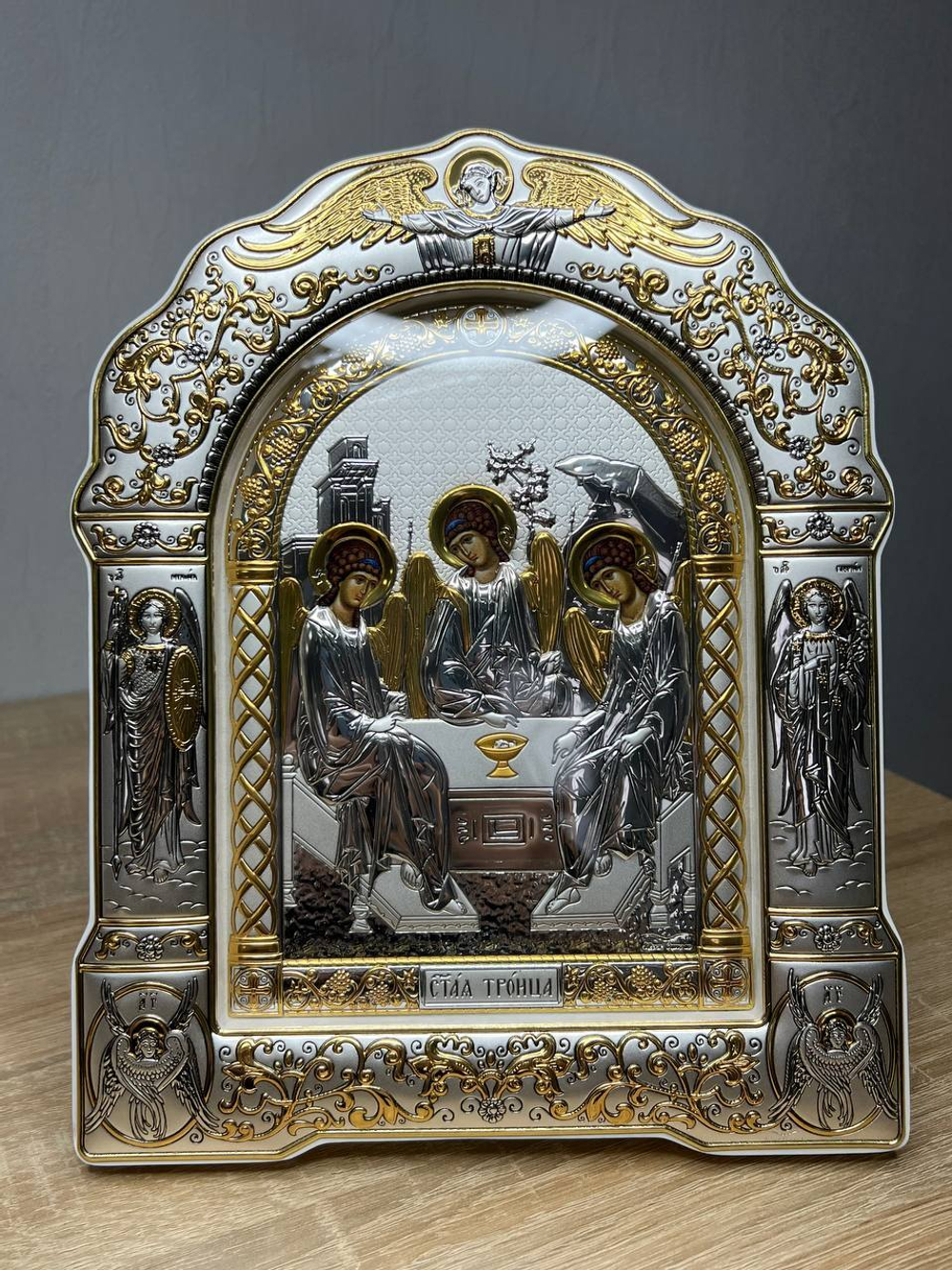Св. Троица, икона арочная с рамкой под стеклом, белое дерево 206х270