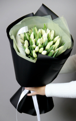 Моно букет из белых тюльпанов  49 штук 45 см