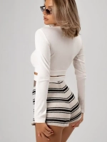 Белый лонгслив укороченный облегающий с длинным рукавом