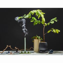 Подсвечник из каменной керамики бежевого цвета из коллекции Essential