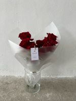 Букет из красных роз в матовом оформлении