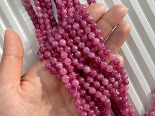 Нить бусин из тонированного кварца 6,4мм, гладкие