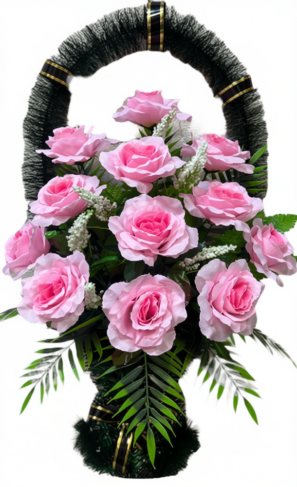 Корзина из искусственных цветов: нежно-розовые розы, белые цветы-наполнители и зеленая листва, оформленная черной лентой с золотой каймой.