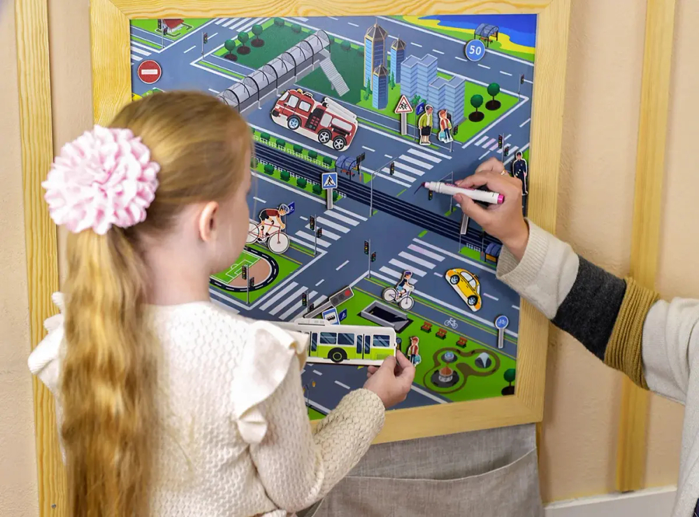 Доска магнитно-маркерная Изучаем ПДД +108 тематических магнитов + тканевый органайзер