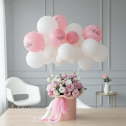 Воздушные шары с цветочной коробкой.