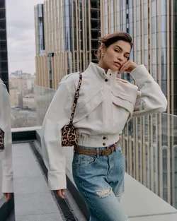 Бомбер из вельвета молочный