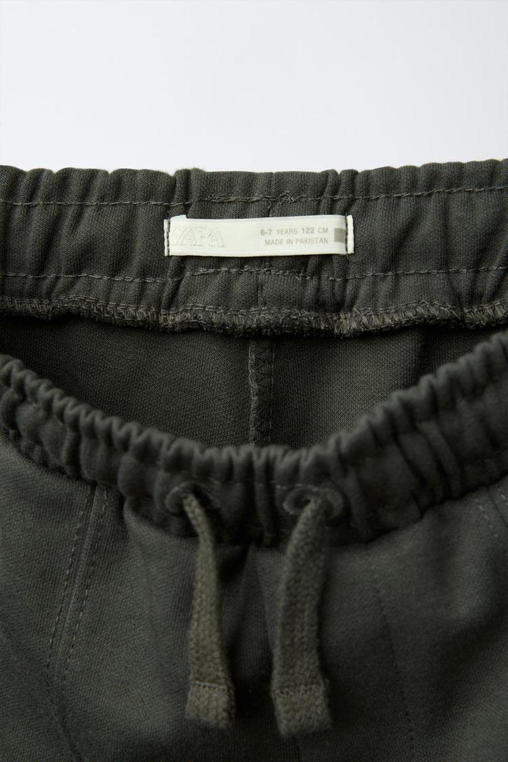 ZARA БРЮКИ ПРЯМОГО КРОЯ СО СТРЕЛКАМИ, ЗЕЛЕНОВАТЫЙ