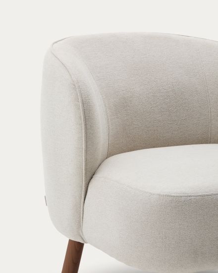 Кресло Ulit из бежевой синели с ножками из ясеня с отделкой под орех