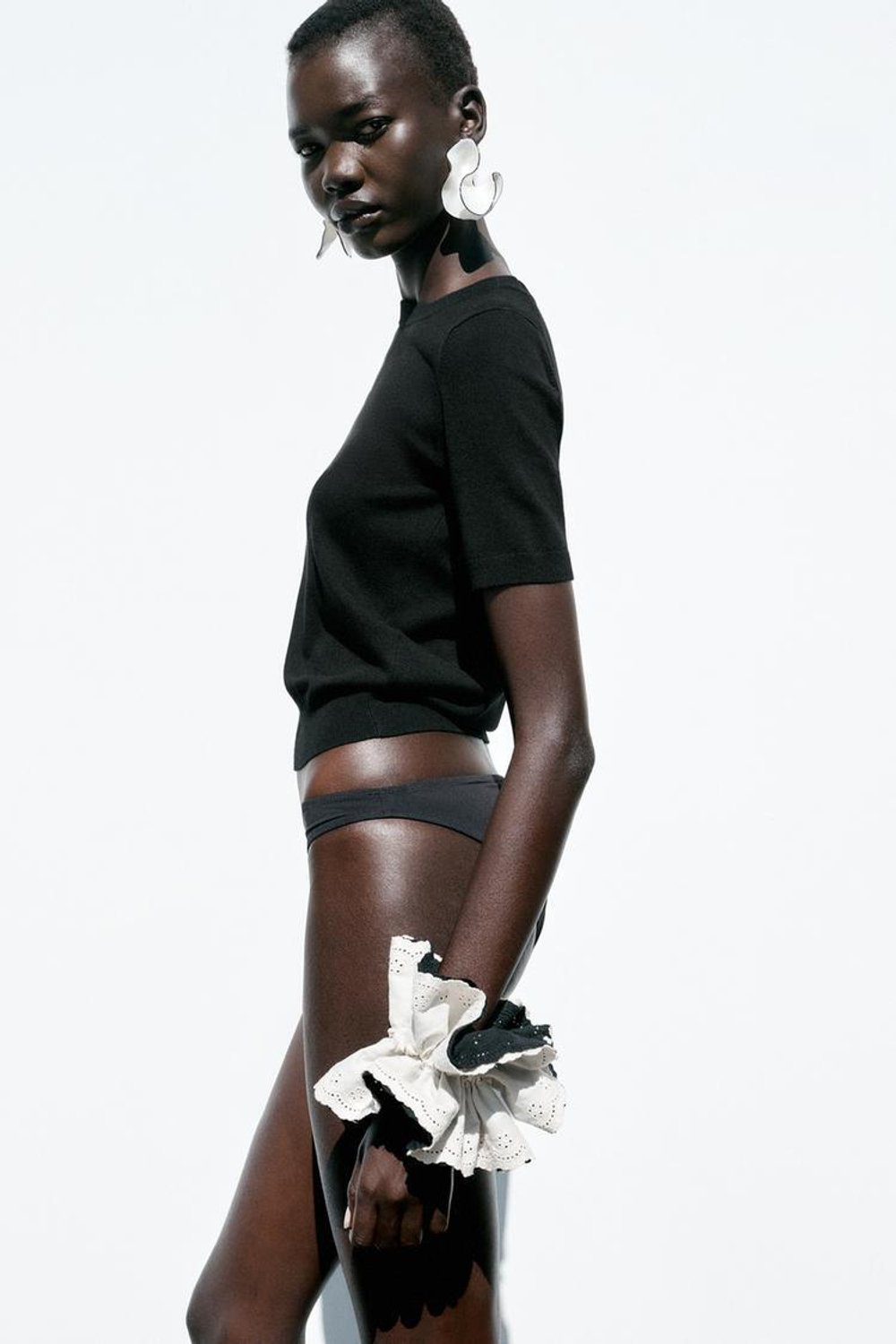 ZARA БАЗОВЫЙ ОДНОТОННЫЙ ТРИКОТАЖНЫЙ ТОП С КОРОТКИМИ РУКАВАМИ, ЧЕРНЫЙ