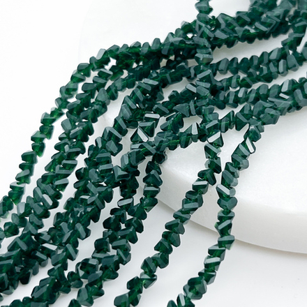 Бусина Треугольник, стекло, цвет темно-зеленый, размер около 2,5*3,5 мм, цена за нить 32 см