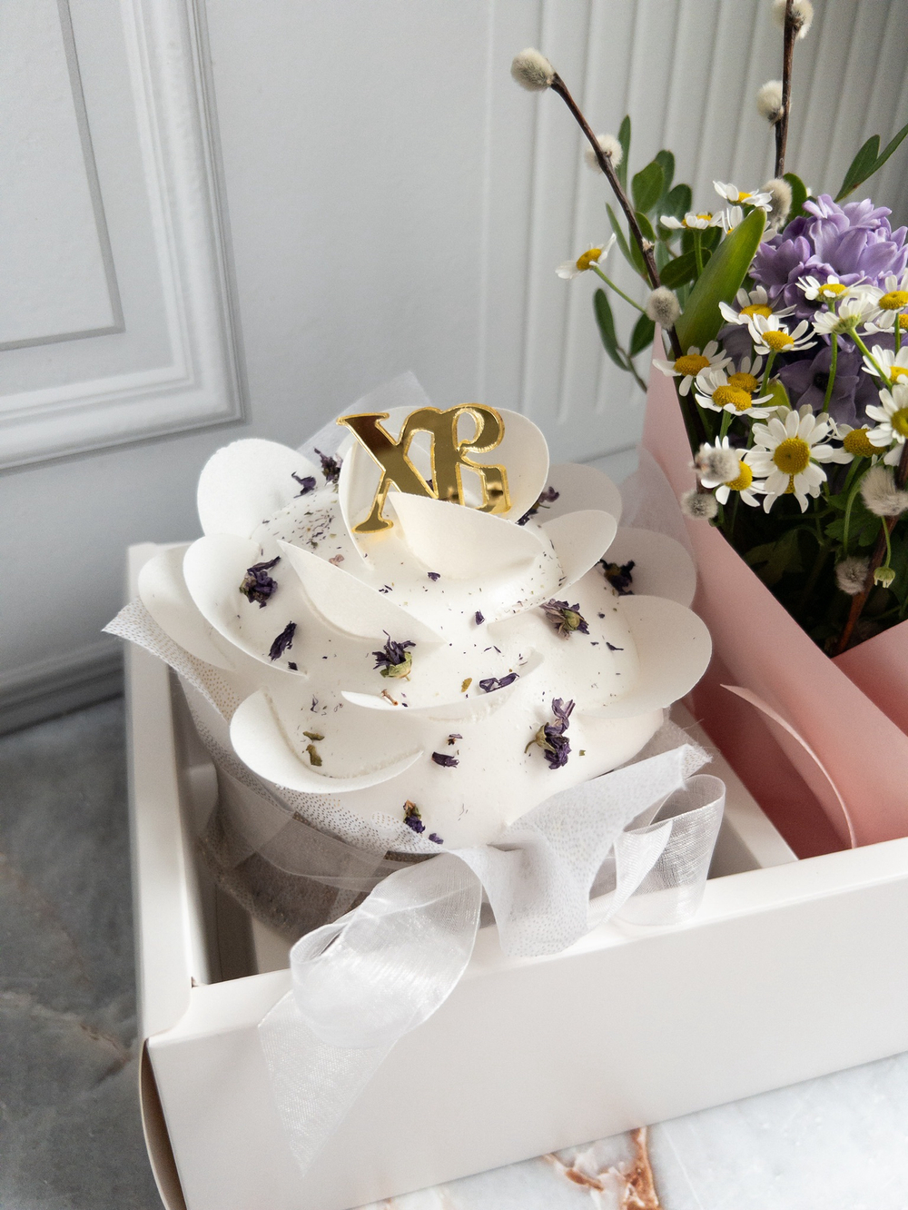 Пасхальный набор Царский кулич и букет с вербой и полевыми цветами