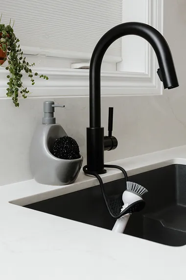 Диспенсер для мыла с подставкой для губки Joey 590 мл, уголь