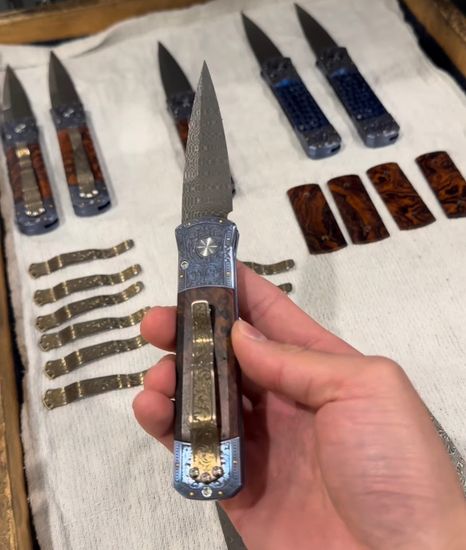 Нож автоматический Pro-Tech ULTIMATE CUSTOM GODSON Bottega Incisioni - клинок Vegas Forge Damascu, рукоять титан, золото 24К, всечка + поарочная коробка