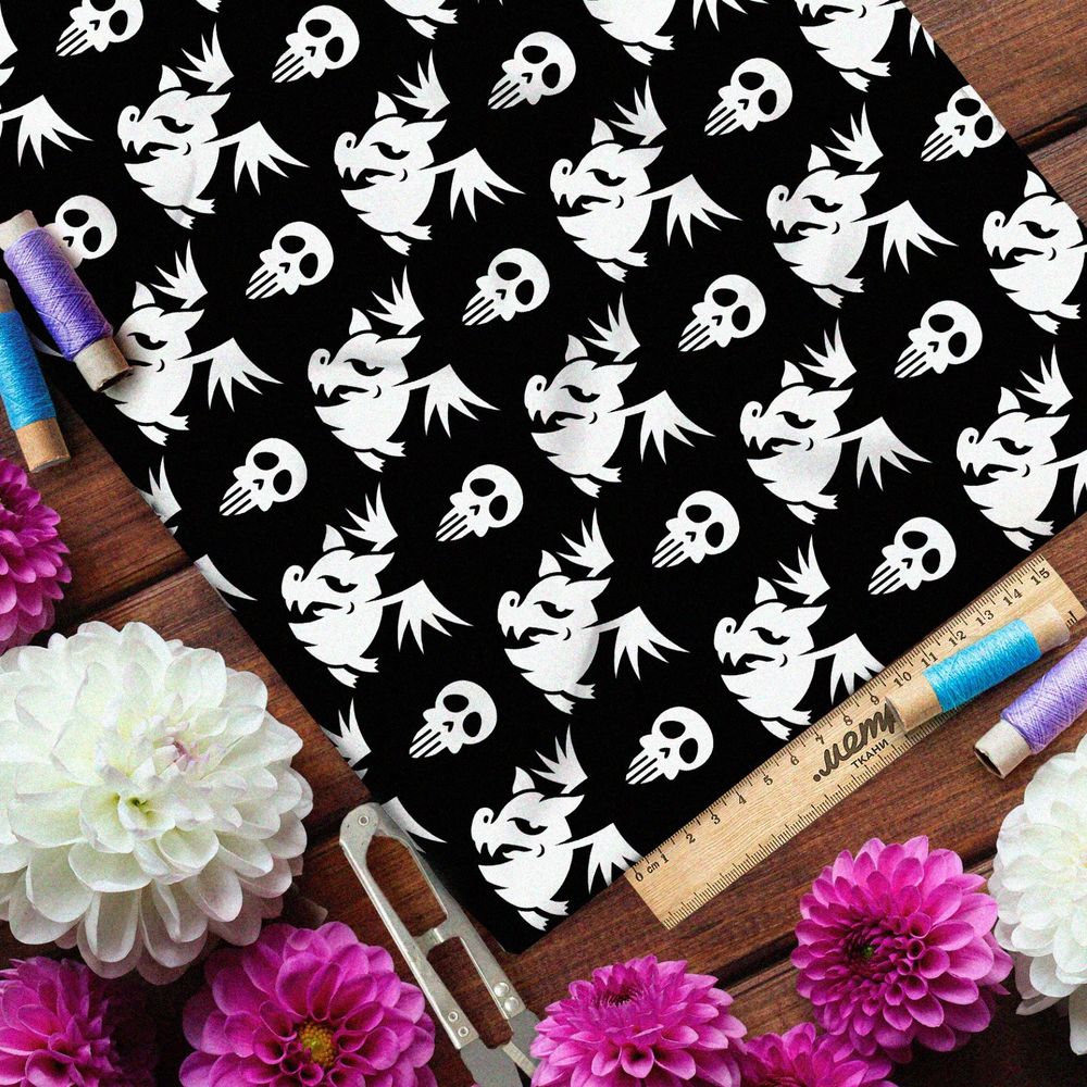 Ткань шифон недовольные драконы и черепа на чёрном фоне