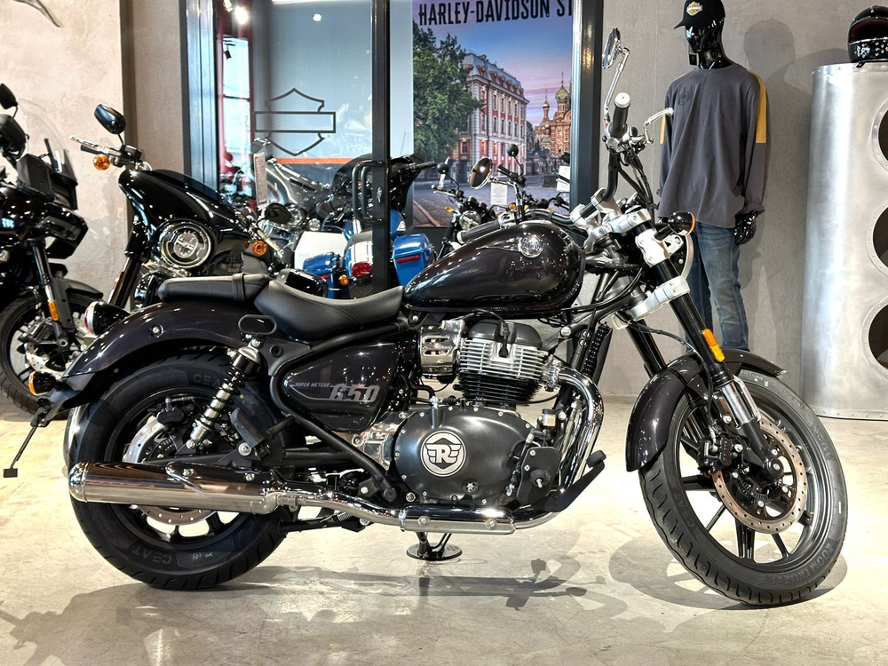 Royal Enfield Super Meteor 650 Astral Black (Base)
