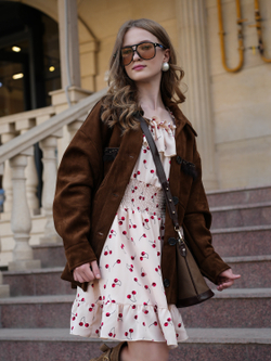 Платье для девочки нарядное с вишнями молочное