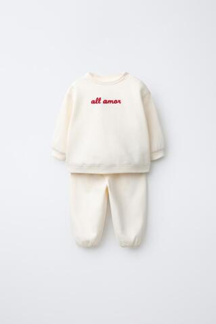 ZARA КОМПЛЕКТ ИЗ ТОЛСТОВКИ И БРЮК С ВЫШИТОЙ НАДПИСЬЮ, СВЕТЛО-БЕЖЕВЫЙ