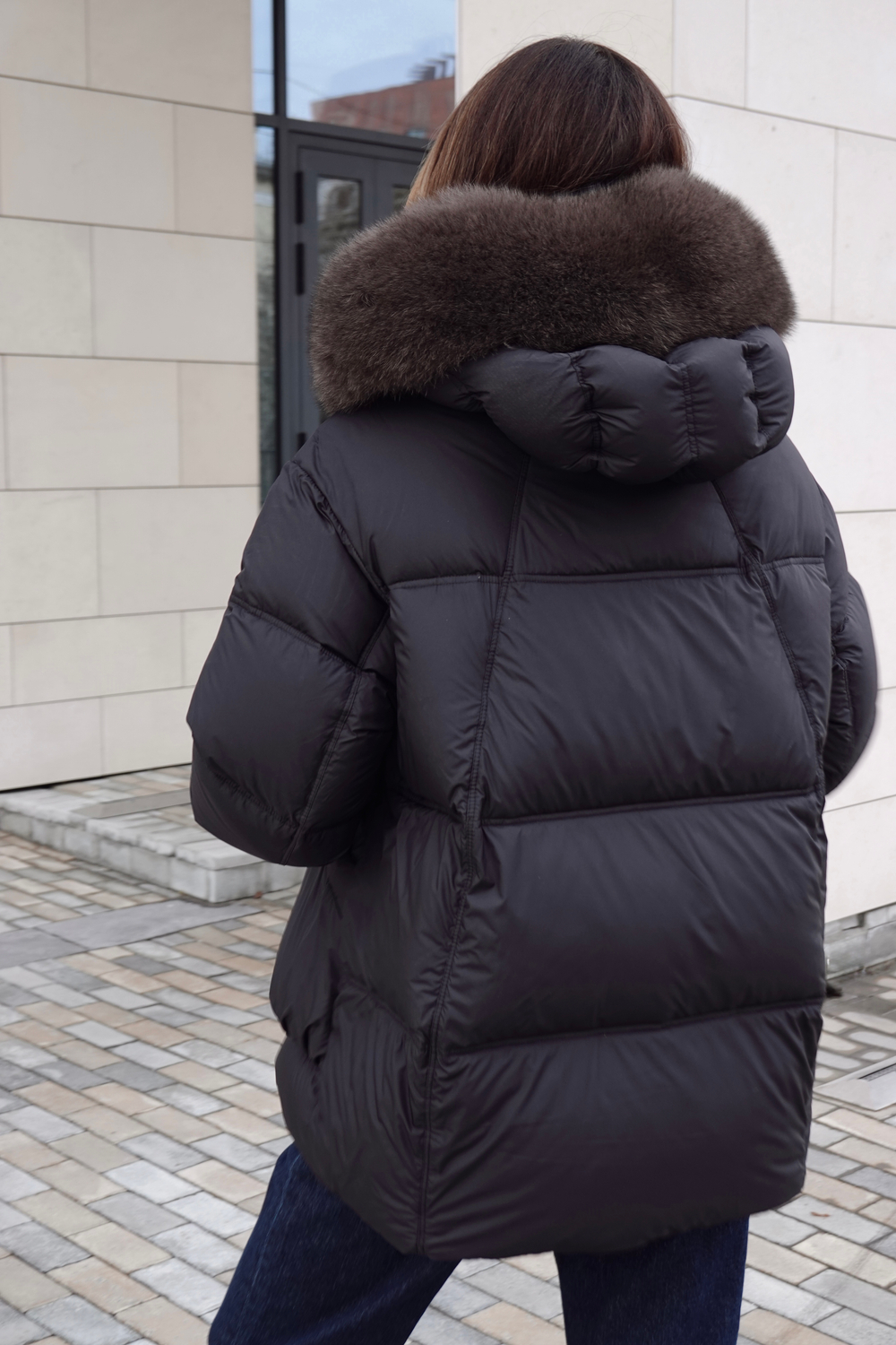 Пуховик с акцентными карманами и капюшоном