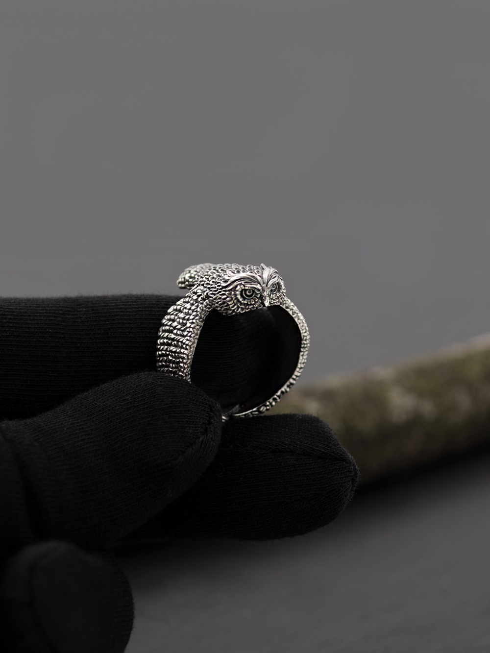 Фотография серебряного кольца в форме птицы Сова ручная работа