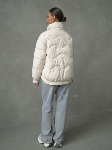 Бежевый пуховик с трикотажной манишкой